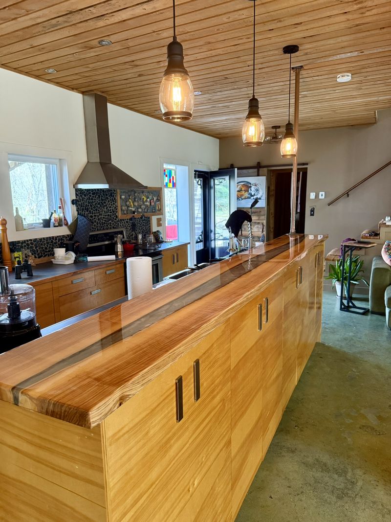 Comptoir d'îlot de cuisine en bois massif à arête naturelle (live-edge), fabriqué à partir d'un arbre récupéré — Ultra Arbre × Vallières Atelier