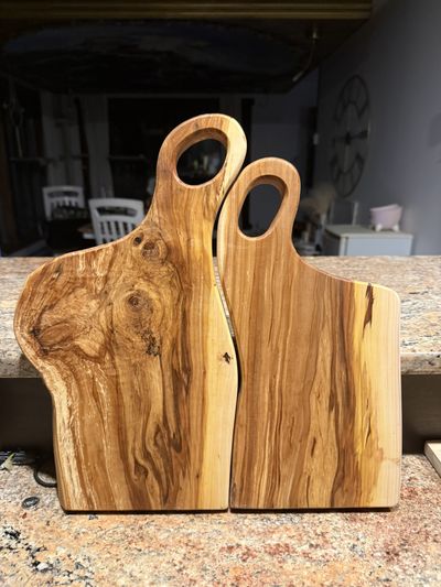 Planches à découper en bois massif local à arête naturelle — Vallières Atelier