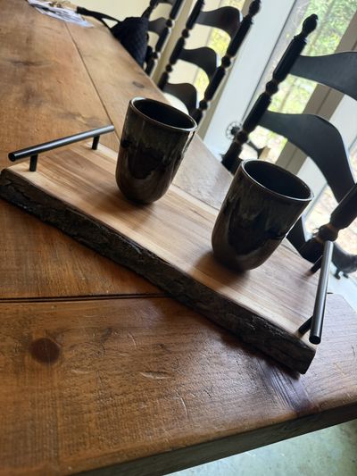 Plateau de service en bois à arête naturelle avec poignées métalliques — Vallières Atelier